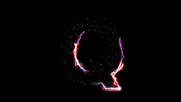 Електрична гаряча літери Q з блискучими світловими частинками на чорному тлі — стокове відео