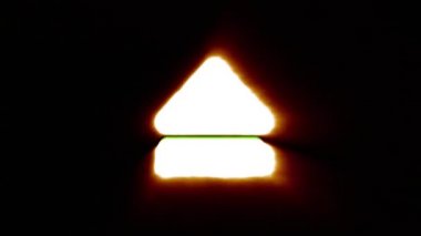 Parlak ateş fırlatma simgesi merkezi rgb spektrum renkleriyle titretir.