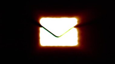 Parlak ateş yeni posta simgesi ortalarda uçar rgb spektrum renkleriyle titreşir.