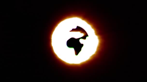Lesklý oheň Afrika ikona létat v centru záblesky s rgb spektra barev. — Stock video
