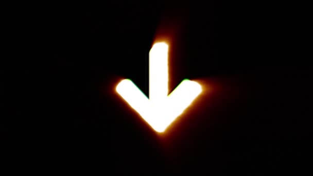Glänzende Feuer Pfeil nach unten Symbol fliegen in der Mitte flackert mit rgb Spektrum Farben. — Stockvideo