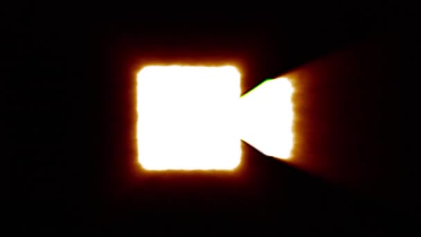 Glänzende Feuer Videokamera Ikone fliegen in der Mitte flackert mit rgb Spektrum Farben. — Stockvideo