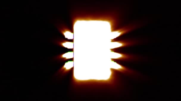 El icono brillante del chip de fuego vuela en parpadeos centrales con colores del espectro rgb . — Vídeos de Stock
