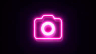 Siyah arkaplanda pembe neon kamera sembolü.