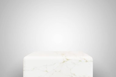 Beyaz arka planda boş beyaz mermer podyum. Ürün sunumu için en iyisi. Yerleştirme için 3D küp kaidesi oluşturuldu.