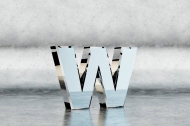 Krom 3D harf W küçük harf. Kazınmış metal arka planda parlak bir krom harf. Stüdyo ışık yansımalı metal alfabe. 3d oluşturulmuş yazı tipi karakteri.