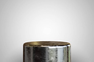 Beyaz arka planda boş çizilmiş demir metal podyum. Ürün sunumu için en iyisi. Yerleştirme için 3D yuvarlak kaide oluşturuldu.