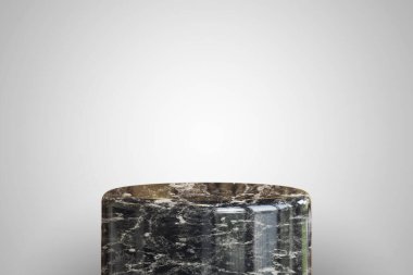 Beyaz arka planda boş siyah mermer podyum. Ürün sunumu için en iyisi. Yerleştirme için 3D yuvarlak kaide oluşturuldu.