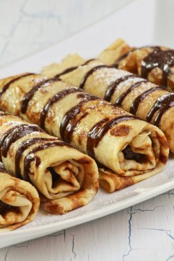 Beyaz arka plan üzerinde dolgu çikolata ile Pancakes