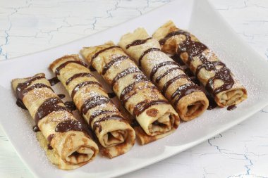 Beyaz tabakta doldurma çikolata ile Pancakes