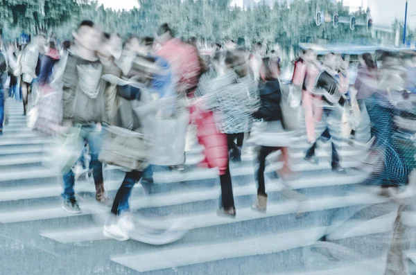 Menschen Drängen Sich Auf Zebrastreifen — Stockfoto
