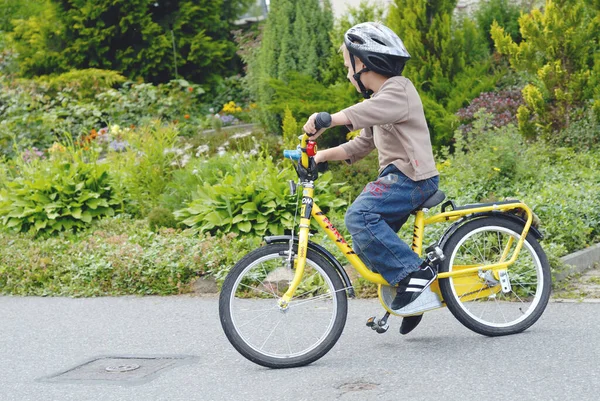 Boy Riding Bicycle Park — Stock Photo, Image