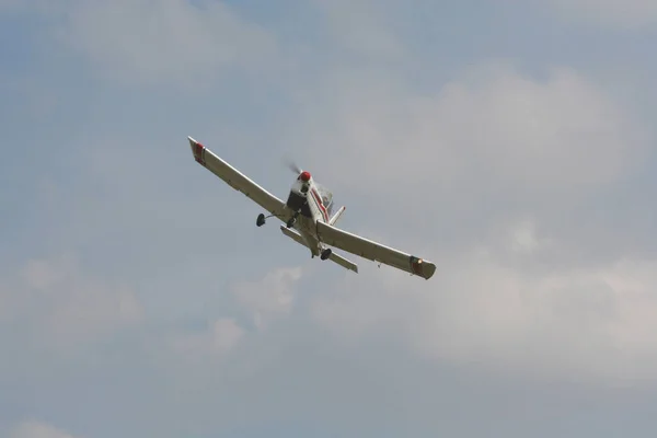 Een Klein Vliegtuig Vliegt Lucht — Stockfoto