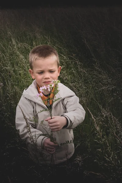 Menino Com Uma Camisa Branca Uma Coroa Flores Campo — Fotografia de Stock