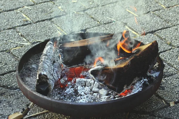 火鉢での肉料理 — ストック写真