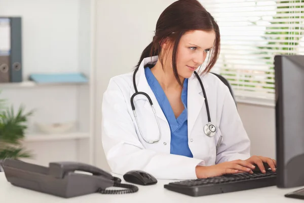 Médico Feminino Digitando Teclado — Fotografia de Stock