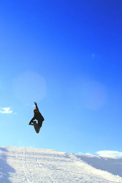 Snowboarder Pulando Montanha — Fotografia de Stock