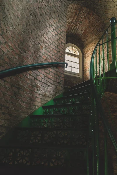 Gros Plan Des Escaliers Colimaçon Dans Vieil Immeuble — Photo