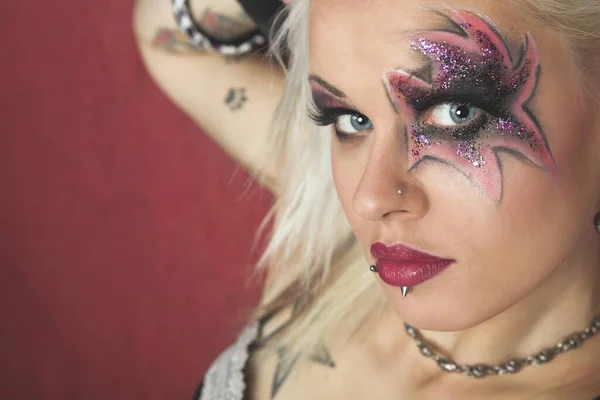 Młoda Rockowa Kobieta Brokatową Gwiazdą Makijaż Tatuaże — Zdjęcie stockowe