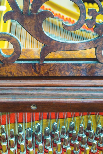 Αντίκες Grand Piano Και Έγχορδα — Φωτογραφία Αρχείου