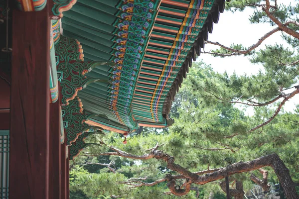 传统的韩国屋顶装饰 蓝天和五彩斑斓的建筑 — 图库照片