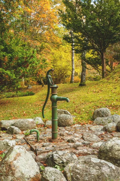 Vodní Čerpadlo Zahradě Podzim — Stock fotografie