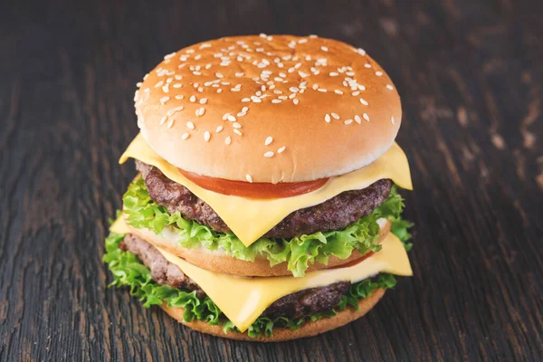 Velký Hamburger Dřevěném Pozadí — Stock fotografie