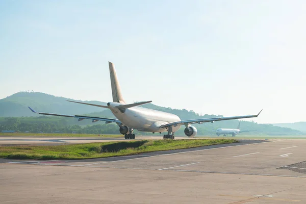 Les Gros Avions Passagers Sur Piste Roulent Pour Décollage — Photo