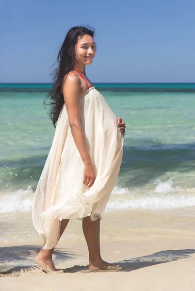 Těhotná Žena Kráčí Pláži — Stock fotografie