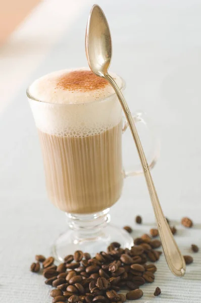 Milchkaffee Glas Mit Milchschaum — Stock Photo, Image