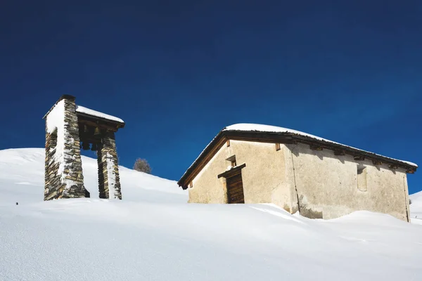 深い冬に小さな牧歌的な山の礼拝堂別の鐘楼 — ストック写真
