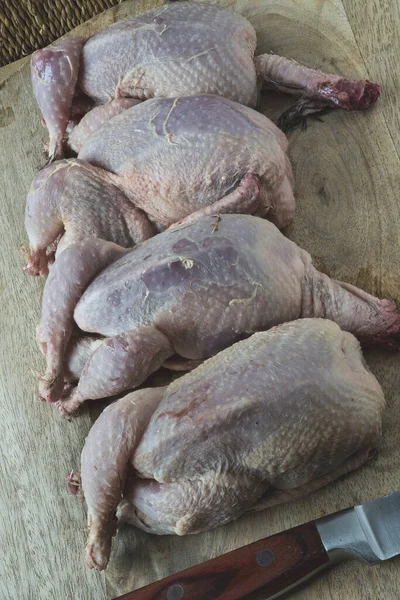 Tahtadaki Çiğ Tavuk — Stok fotoğraf