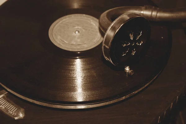 Altes Vintage Grammophon Auf Dem Tisch — Stockfoto