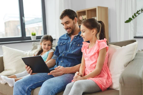 Feliz Padre Hijas Con Tableta Casa —  Fotos de Stock