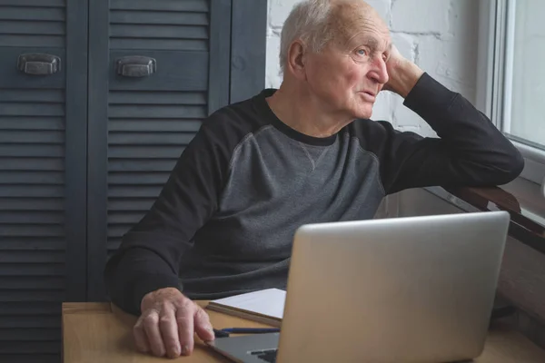 Egy Idős Férfi Néz Ablakon Egy Nyitott Laptop Előtt Adót — Stock Fotó