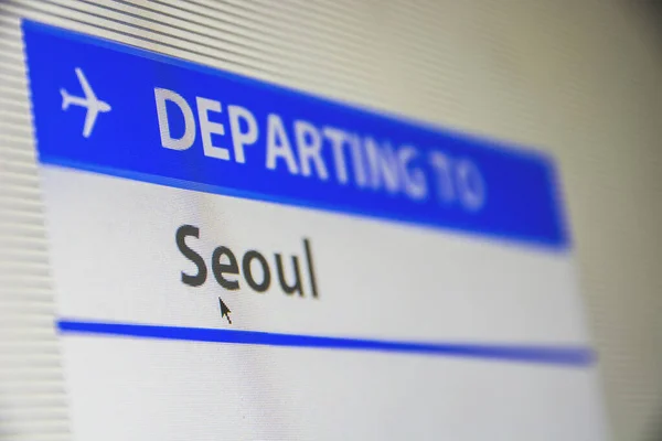飞往首尔航班的电脑屏幕特写 — 图库照片