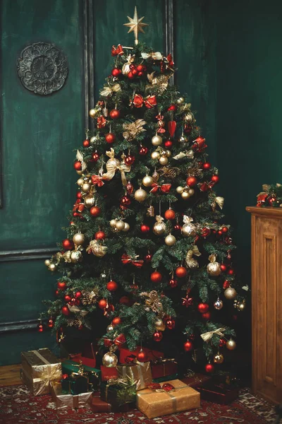 Árvore Natal Com Arcos Fitas Quadriculadas Vermelhas Clima Festivo Perto — Fotografia de Stock