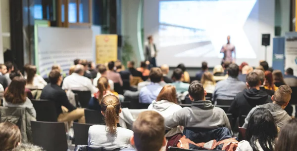 Wirtschaftssprecher Hält Einen Vortrag Auf Einer Konferenz — Stockfoto