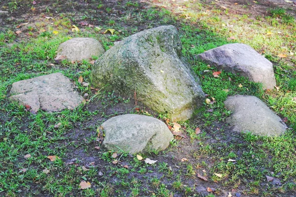 Parkta Büyük Bir Taş — Stok fotoğraf