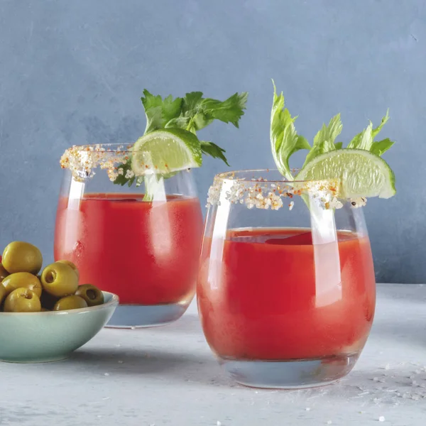 Coquetel Bloody Mary Com Suco Tomate Limão Aipo Com Azeitonas — Fotografia de Stock