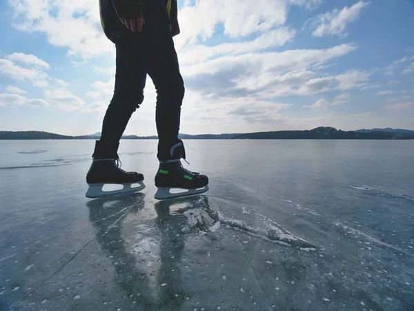 氷のスケートで認識できないスポーツマンの足 凍った湖にいて — ストック写真
