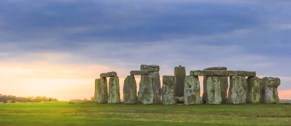 Näkymä Stonehenge Auringonlaskun Britanniassa — kuvapankkivalokuva