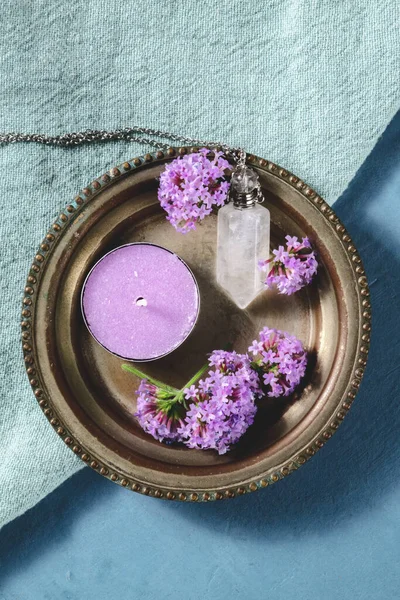 Bunga Verbena Lilin Dan Botol Kristal Untuk Minyak Esensial Overhead — Stok Foto