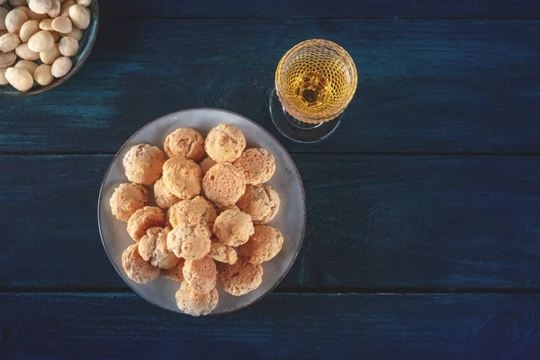 Amaretti Geleneksel Talyan Badem Kurabiyeleri Bir Bardak Amaretto Likörüyle Üstten — Stok fotoğraf