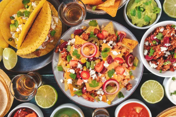 Mexikanisches Essen Ein Tisch Mit Vielen Verschiedenen Bunten Gerichten Von — Stockfoto