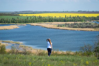 Genç bir kız niteliğine mesafe içine gazes