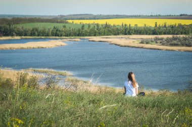 Gölde seyir oturan kız