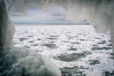 Buz kalıpları içinde donmuş deniz kenarında görünümünden
