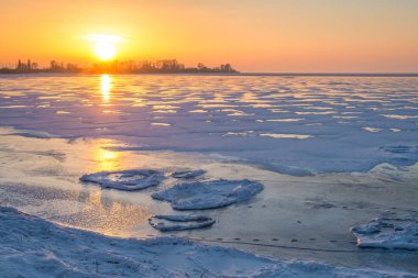 Kış günbatımı donmuş denizin üzerinden