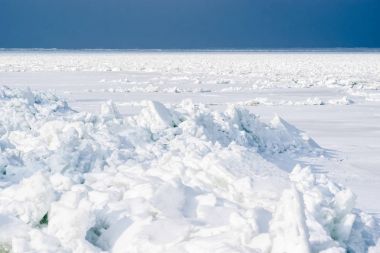 Buz tabakaları birlikte Kuzeyde çaldı. Güneş kar yaktı. Arctic